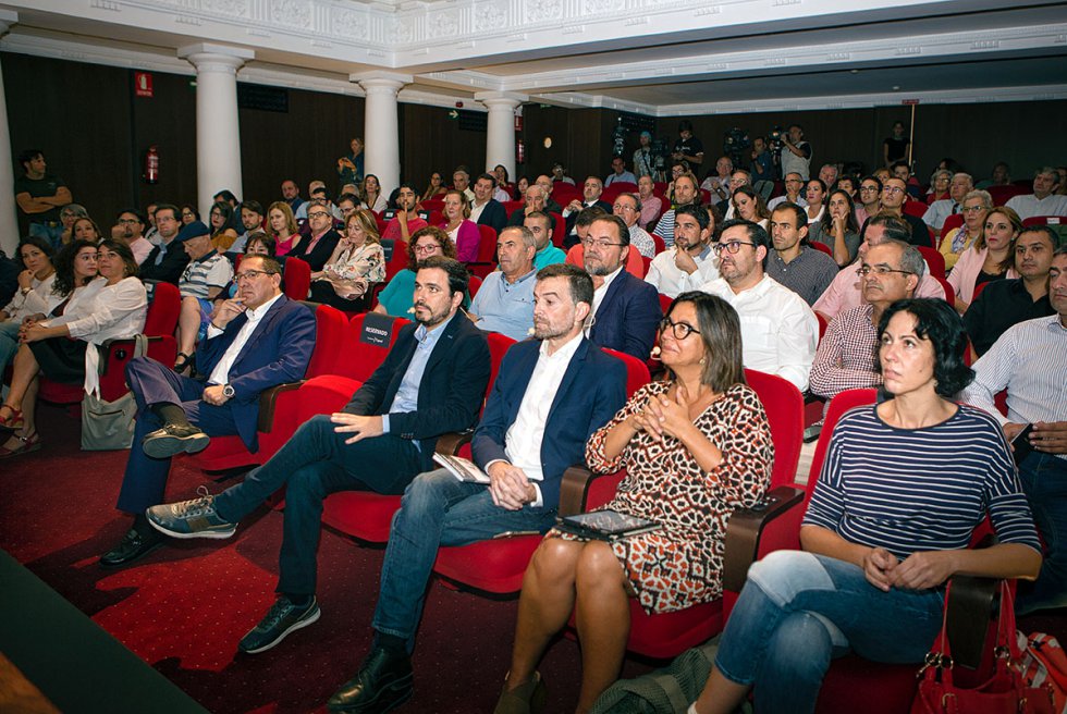 Público y participantes del debate escuchando la presentación de Antonio Yélamo, ddirector de la CAdena Ser Andalucía Público y participantes del debate escuchando la presentación de Antonio Yélamo, ddirector de la CAdena Ser Andalucía