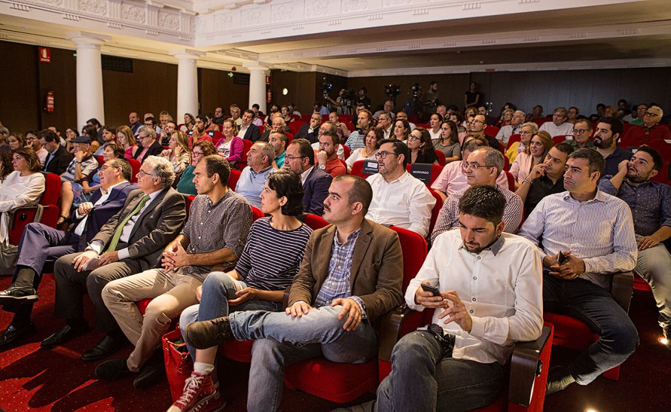 Aforo completo en el teatro de la Fundación Cajasol Aforo completo en el teatro de la Fundación Cajasol