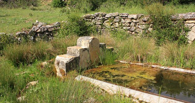 Uno de los lugares más bonitos de Valtablado es la fuente y el antiguo lavadero.