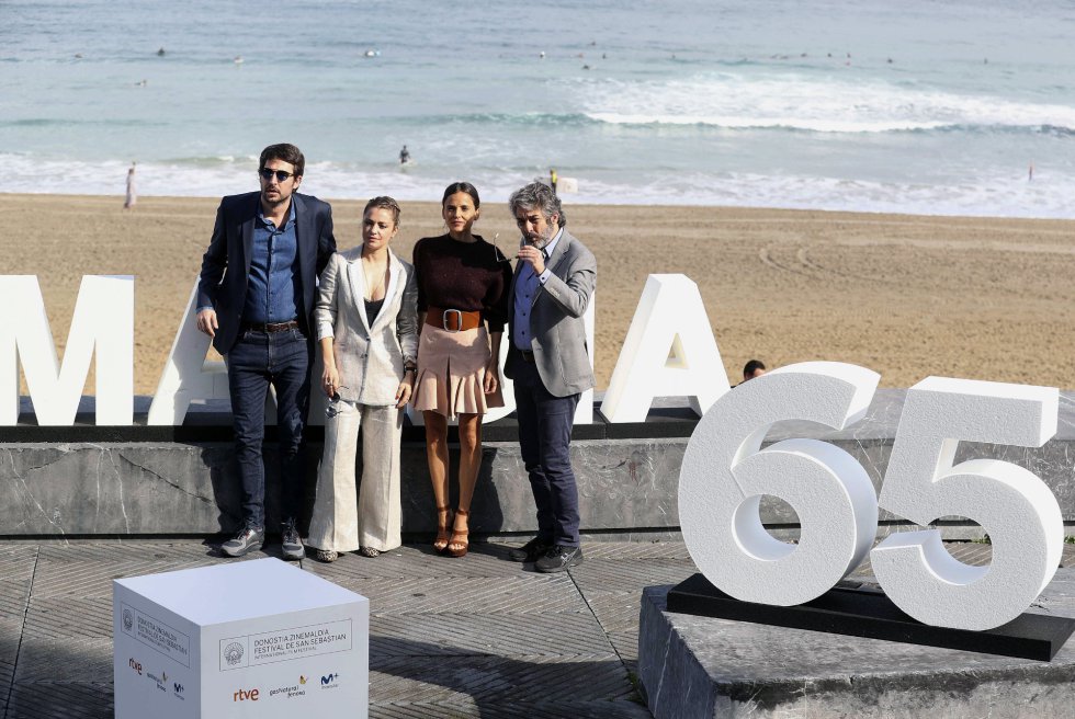 El realizador, Santiago Mitre, posa junto a los actores, Ricardo Darín, Elena Anaya , y Dolores Fonzi , tras presentar su película "La cordillera", El realizador, Santiago Mitre, posa junto a los actores, Ricardo Darín, Elena Anaya , y Dolores Fonzi , tras presentar su película "La cordillera",