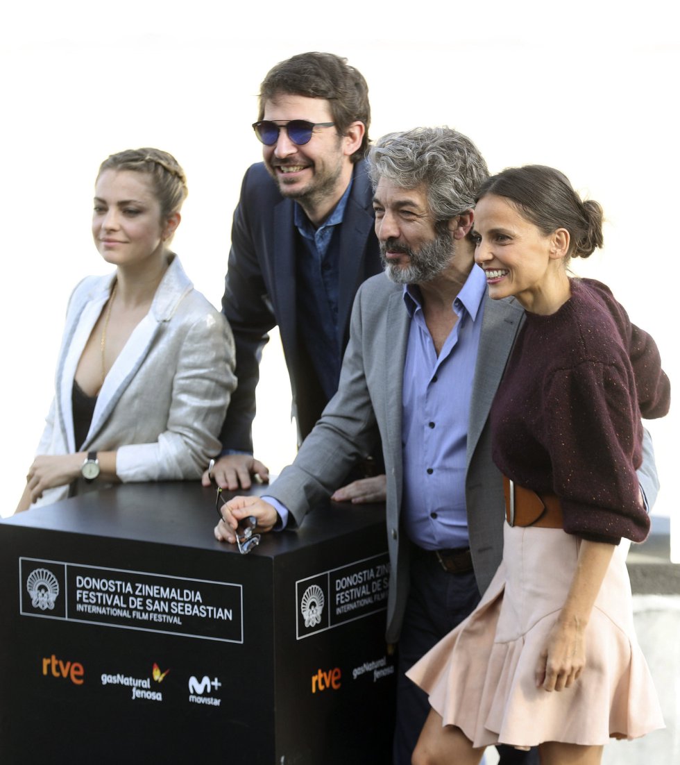 El realizador, Santiago Mitre, posa junto a los actores, Ricardo Darín, Elena Anaya , y Dolores Fonzi , tras presentar su película "La cordillera" El realizador, Santiago Mitre, posa junto a los actores, Ricardo Darín, Elena Anaya , y Dolores Fonzi , tras presentar su película "La cordillera"