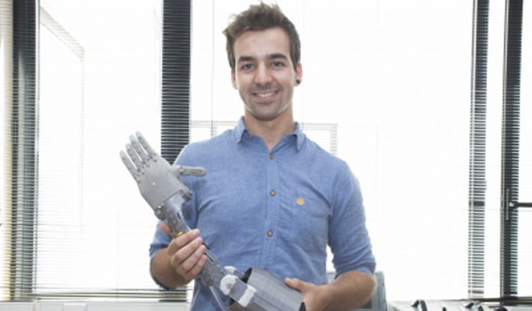Guillermo Martínez con una de las prótesis de brazo creada por él.