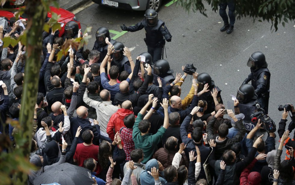 1-O en Cataluña: Colas en los colegios y tensión ante la intervención policial