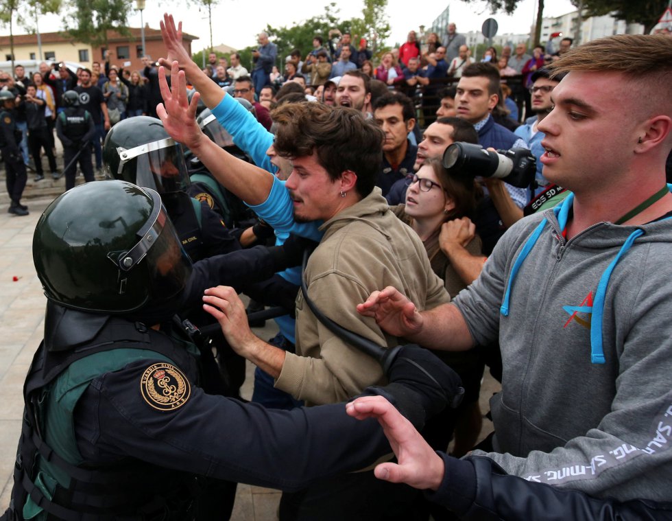 1-O en Cataluña: Colas en los colegios y tensión ante la intervención policial 1-O en Cataluña: Colas en los colegios y tensión ante la intervención policial