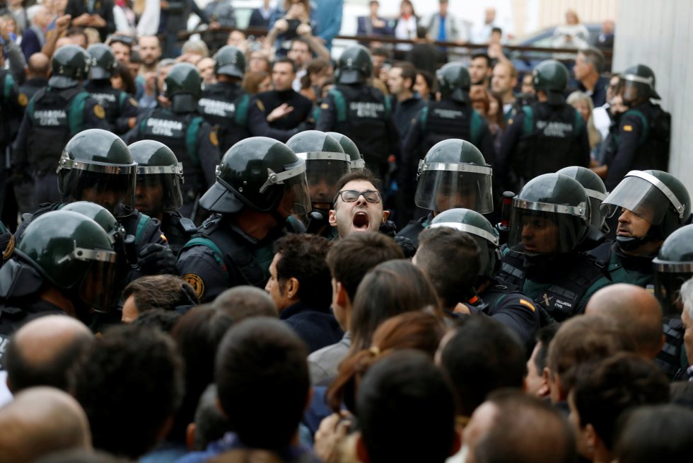 1-O en Cataluña: Colas en los colegios y tensión ante la intervención policial