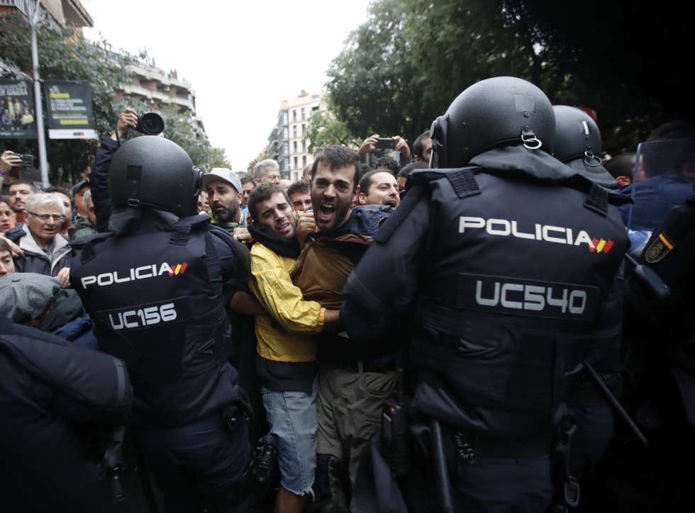 1-O en Cataluña: Colas en los colegios y tensión ante la intervención policial 1-O en Cataluña: Colas en los colegios y tensión ante la intervención policial