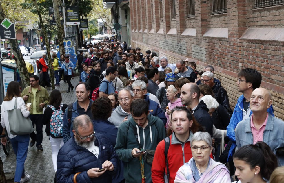 1-O en Cataluña: Colas en los colegios y tensión ante la intervención policial 1-O en Cataluña: Colas en los colegios y tensión ante la intervención policial