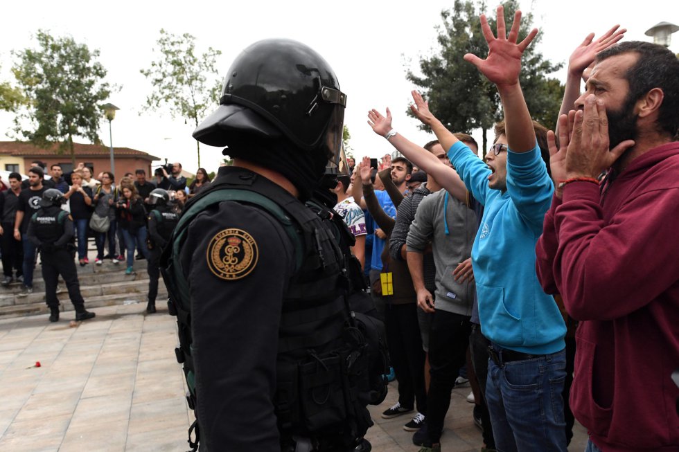 1-O en Cataluña: Colas en los colegios y tensión ante la intervención policial 1-O en Cataluña: Colas en los colegios y tensión ante la intervención policial