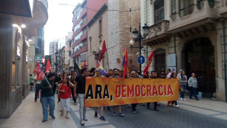 REFERÉNDUM 1 DE OCTUBRE: Cerca de 400 personas se manifiestan contra la represión en Cataluña