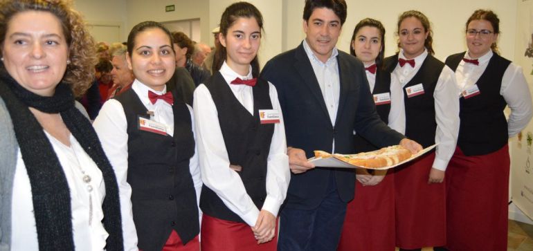 El alcalde de Alcorcón con las alumnas de 1º y 2º de Cocina
