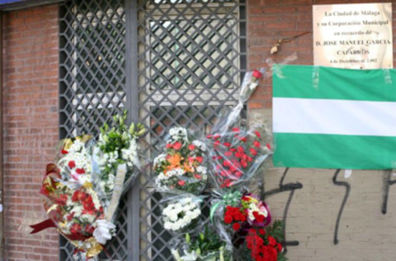 Flores bajo la placa que recuerda el asesinato de García Caparrós en Málaga