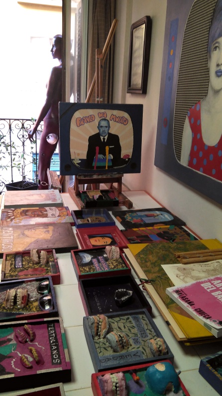 Una de las mesas de trabajo y exposición del artista Carlos Nadal