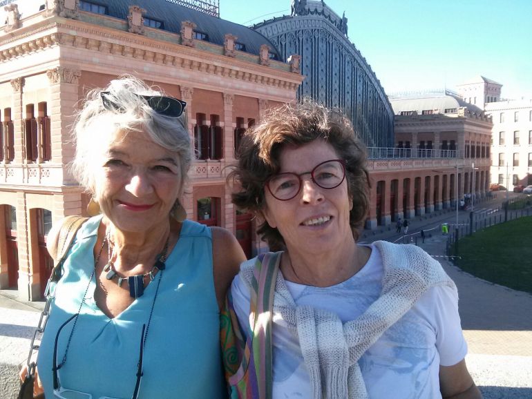 Thérèse Szerman y Teresa de Azcárate ante la Estación de Atocha, a donde llegaron las Brigadas Internacionales