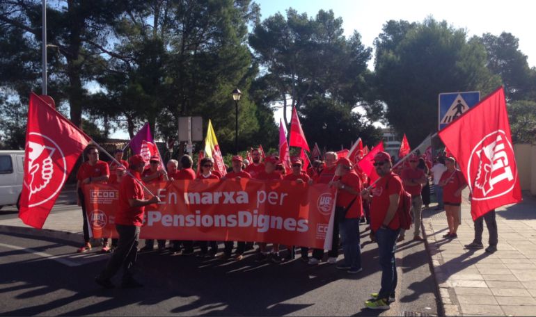 Un centenar de personas marcha por una "pensión digna" en Palma