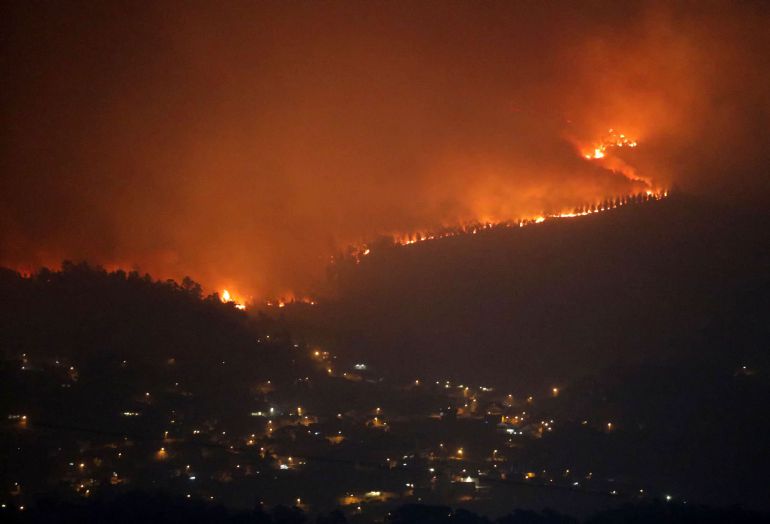 Uno de los treinta incendios forestales que arrasan la comunidad gallega se acerca al municipio de Redondela.