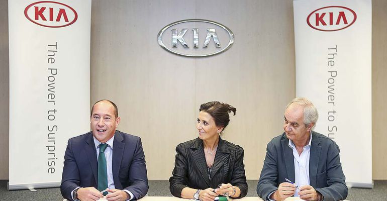 Firma del convenio entre KIA y Fundal, en presencia de la concejala de deportes del Ayuntamiento, Mar Rodríguez