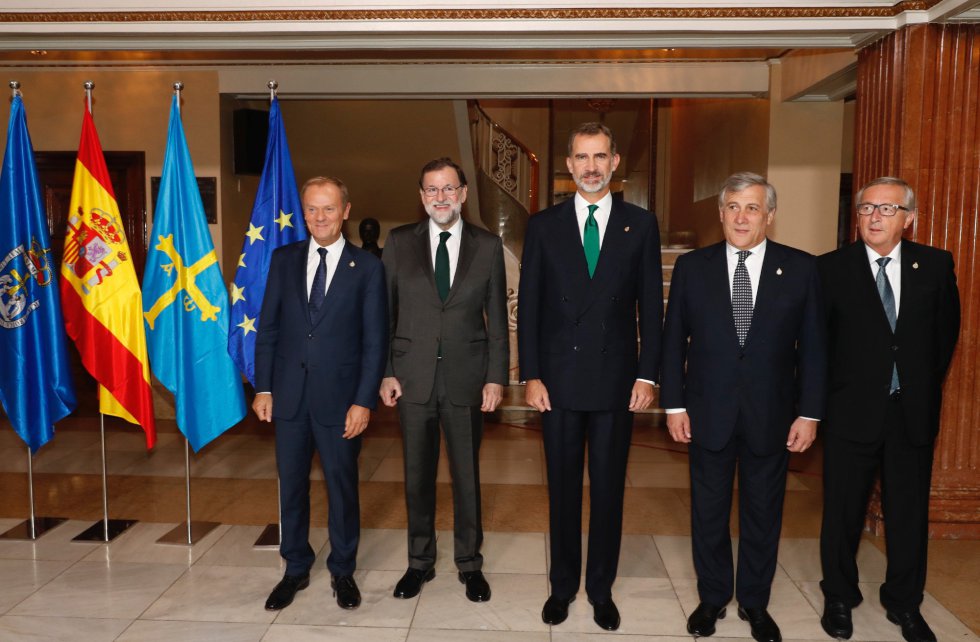 El rey Felipe VI posa junto al presidente del Gobierno español, Mariano Rajoy (2i), el presidente del Consejo Europeo, Donald Tusk (i), el presidente del Parlamento Europeo, Antonio Tajani (2d), y el presidente de la Comisión Europea (CE), Jean-Claude Juncker (d), al inicio de la ceremonia El rey Felipe VI posa junto al presidente del Gobierno español, Mariano Rajoy (2i), el presidente del Consejo Europeo, Donald Tusk (i), el presidente del Parlamento Europeo, Antonio Tajani (2d), y el presidente de la Comisión Europea (CE), Jean-Claude Juncker (d), al inicio de la ceremonia