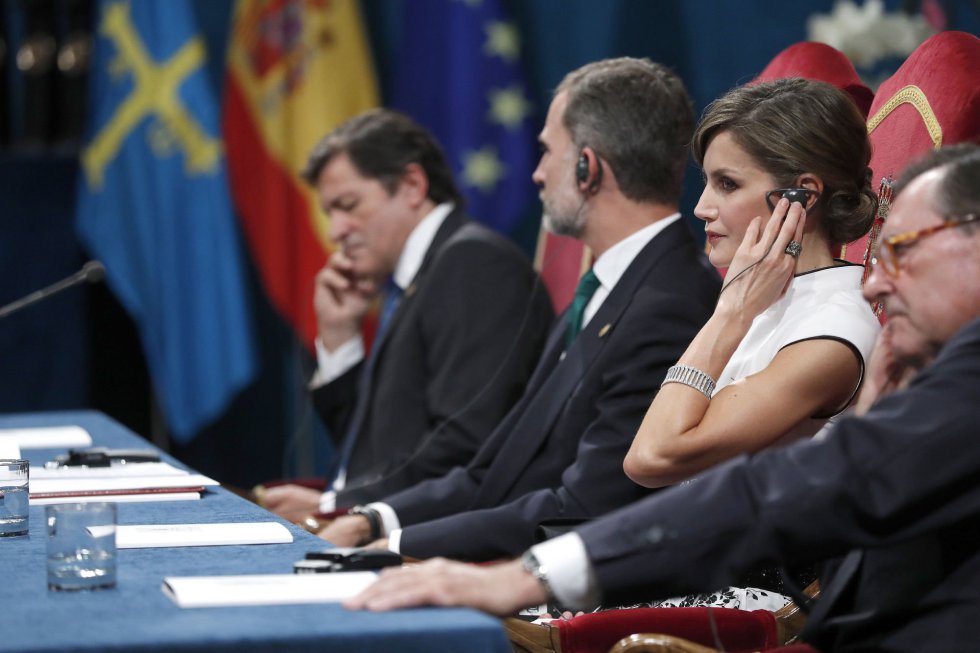 Los reyes Felipe y Letizia junto al jefe del Ejecutivo asturiano, Javier Fernández (i), y el presidente de la Fundación Príncipe, Matías Rodríguez Inciarte (d), durante la ceremonia Los reyes Felipe y Letizia junto al jefe del Ejecutivo asturiano, Javier Fernández (i), y el presidente de la Fundación Príncipe, Matías Rodríguez Inciarte (d), durante la ceremonia