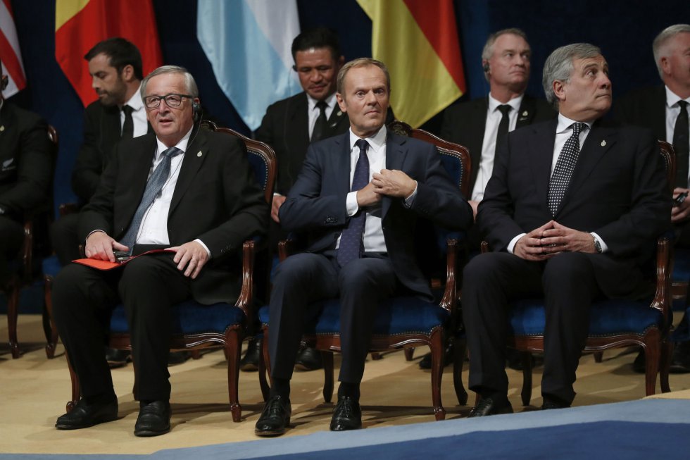 El presidente de la Comisión Europea (CE), Jean-Claude Juncker (i), el presidente del Consejo Europeo, Donald Tusk (c), y el presidente del Parlamento Europeo, Antonio Tajani (d), al inicio de la ceremonia El presidente de la Comisión Europea (CE), Jean-Claude Juncker (i), el presidente del Consejo Europeo, Donald Tusk (c), y el presidente del Parlamento Europeo, Antonio Tajani (d), al inicio de la ceremonia
