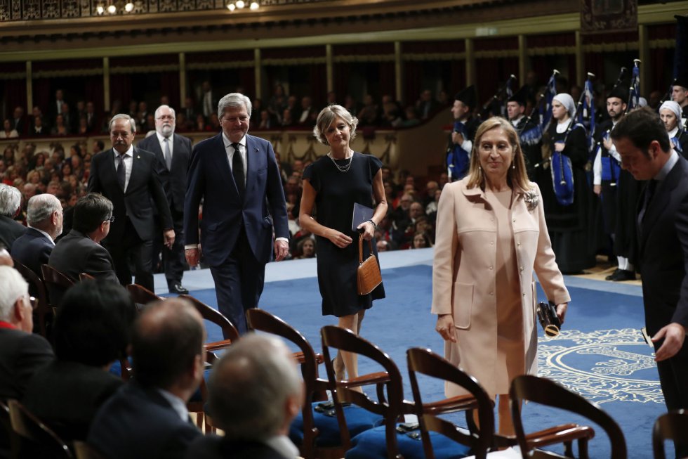 La presidenta del Congreso, Ana Pastor (d) seguida por los ministros de Agricultura y Pesca, Alimentación y Medio Ambiente, Isabel García Tejerina (c), y Educación, Cultura y Deporte, Íñigo Méndez de Vigo, a su llegada a la ceremonia La presidenta del Congreso, Ana Pastor (d) seguida por los ministros de Agricultura y Pesca, Alimentación y Medio Ambiente, Isabel García Tejerina (c), y Educación, Cultura y Deporte, Íñigo Méndez de Vigo, a su llegada a la ceremonia