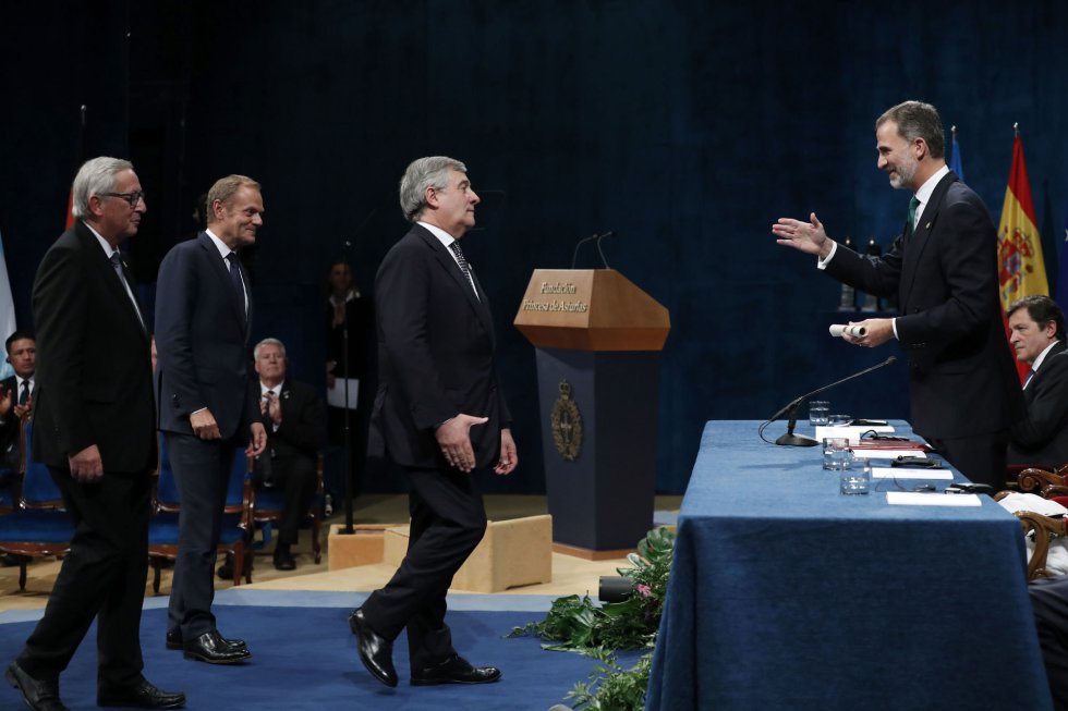El rey Felipe VI entrega al presidente del Parlamento Europeo, Antonio Tajani (3i), junto al presidente de la Comisión Europea (CE), Jean-Claude Juncker (i), y el presidente del Consejo Europeo, Donald Tusk (2i), el Premio Princesa de Asturias 2017 de la Concordia otorgado a la Unión Europea, en la ceremonia de entrega de los galardones, hoy en el Teatro Campoamor. El rey Felipe VI entrega al presidente del Parlamento Europeo, Antonio Tajani (3i), junto al presidente de la Comisión Europea (CE), Jean-Claude Juncker (i), y el presidente del Consejo Europeo, Donald Tusk (2i), el Premio Princesa de Asturias 2017 de la Concordia otorgado a la Unión Europea, en la ceremonia de entrega de los galardones, hoy en el Teatro Campoamor.