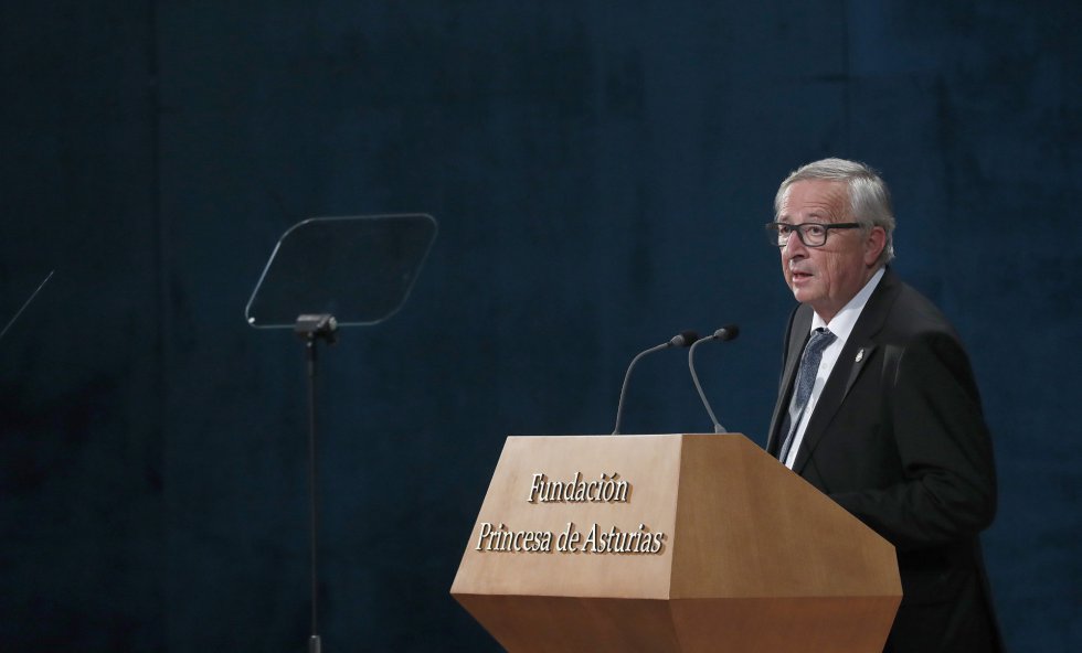 El presidente de la Comisión Europea, Jean Claude Juncker, tras recoger el Premio Princesa de Asturias de la Concordia 2017 otorgado a la Unión Europea, interviene en la ceremonia de entrega de los galardones, hoy en el Teatro Campoamor de Oviedo El presidente de la Comisión Europea, Jean Claude Juncker, tras recoger el Premio Princesa de Asturias de la Concordia 2017 otorgado a la Unión Europea, interviene en la ceremonia de entrega de los galardones, hoy en el Teatro Campoamor de Oviedo
