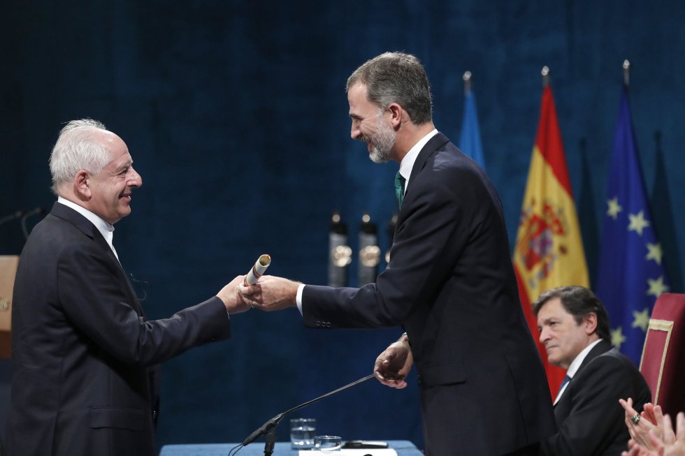 El rey Felipe entrega al artista sudafricano William Kentridge, el Premio Princesa de Asturias 2017 de Las Artes, durante la ceremonia de entrega de los galardones, hoy en el Teatro Campoamor de Oviedo El rey Felipe entrega al artista sudafricano William Kentridge, el Premio Princesa de Asturias 2017 de Las Artes, durante la ceremonia de entrega de los galardones, hoy en el Teatro Campoamor de Oviedo
