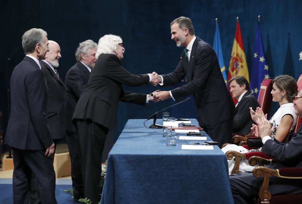 GRA108. OVIEDO, 20/10/2017.- El rey Felipe entrega a los componentes de Les Luthiers, el Premio Princesa de Asturias 2017 de la Comunicación y Humanidades, durante la ceremonia de entrega de los galardones, hoy en el Teatro Campoamor de Oviedo GRA108. OVIEDO, 20/10/2017.- El rey Felipe entrega a los componentes de Les Luthiers, el Premio Princesa de Asturias 2017 de la Comunicación y Humanidades, durante la ceremonia de entrega de los galardones, hoy en el Teatro Campoamor de Oviedo