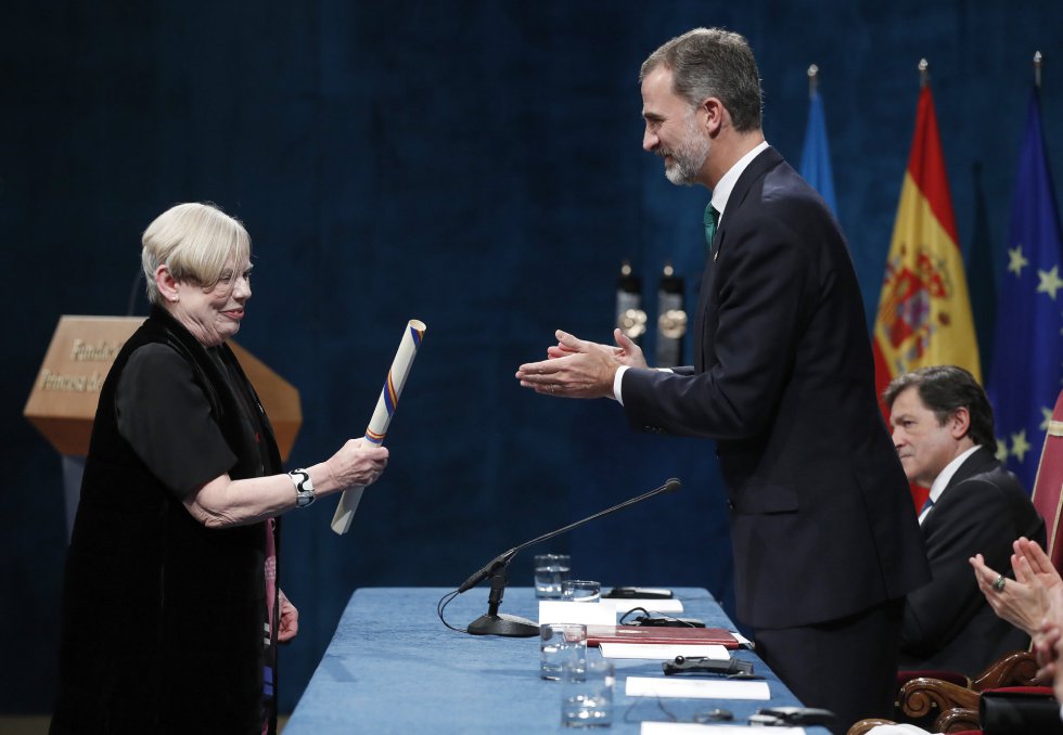 GRA109. OVIEDO, 20/10/2017.- El rey Felipe entrega a la pensadora británica Karen Armstrong, el Premio Princesa de Asturias 2017 de Ciencias Sociales, durante la ceremonia de entrega de los galardones, hoy en el Teatro Campoamor de Oviedo GRA109. OVIEDO, 20/10/2017.- El rey Felipe entrega a la pensadora británica Karen Armstrong, el Premio Princesa de Asturias 2017 de Ciencias Sociales, durante la ceremonia de entrega de los galardones, hoy en el Teatro Campoamor de Oviedo