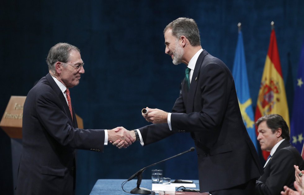 GRA106. OVIEDO, 20/10/2017.- El rey Felipe entrega a Philippe de Montebello, presidente del Patronato de la Hispanic Society of America, el Premio Princesa de Asturias de la Cooperación Internacional, durante la ceremonia de entrega de los galardones, hoy en el Teatro Campoamor de Oviedo. GRA106. OVIEDO, 20/10/2017.- El rey Felipe entrega a Philippe de Montebello, presidente del Patronato de la Hispanic Society of America, el Premio Princesa de Asturias de la Cooperación Internacional, durante la ceremonia de entrega de los galardones, hoy en el Teatro Campoamor de Oviedo.