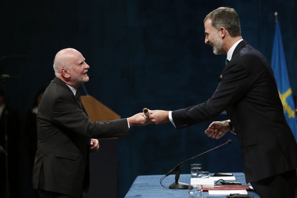 GRA100. OVIEDO, 20/10/2017.- El rey Felipe entrega a Adam Zagajewski el Premio Princesa de Asturias de las Letras, durante la ceremonia de entrega de los galardones, hoy en el Teatro Campoamor de Oviedo. GRA100. OVIEDO, 20/10/2017.- El rey Felipe entrega a Adam Zagajewski el Premio Princesa de Asturias de las Letras, durante la ceremonia de entrega de los galardones, hoy en el Teatro Campoamor de Oviedo.