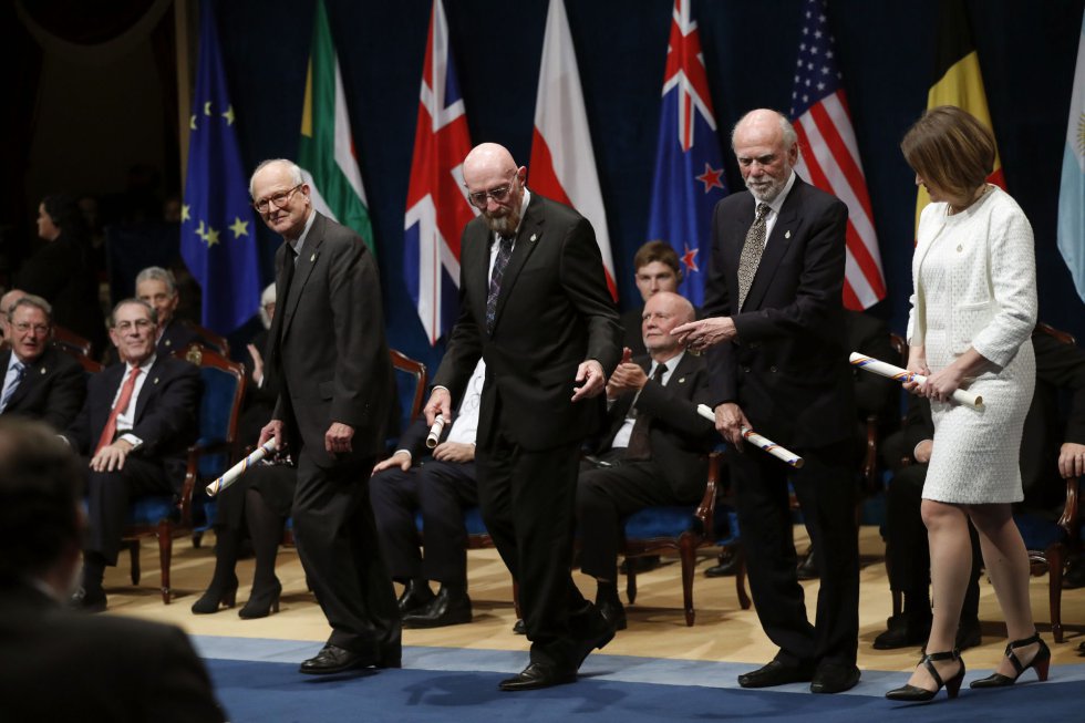 Los físicos Rainer Weiss (i), Kip S. Thorne (c), Barry C. Barish (2d) y Laura Cadonati, representante de la Colaboración Científica LIGO, siglas en inglés del Laboratorio de Ondas Gravitacionales, tras recibir el premio Princesa de Asturias de Investigación Científica y Técnica 2017, durante la ceremonia de entrega de los galardones, hoy en el Teatro Campoamor de Oviedo Los físicos Rainer Weiss (i), Kip S. Thorne (c), Barry C. Barish (2d) y Laura Cadonati, representante de la Colaboración Científica LIGO, siglas en inglés del Laboratorio de Ondas Gravitacionales, tras recibir el premio Princesa de Asturias de Investigación Científica y Técnica 2017, durante la ceremonia de entrega de los galardones, hoy en el Teatro Campoamor de Oviedo