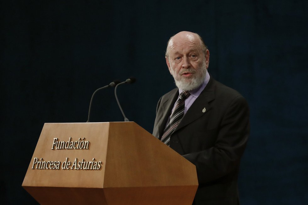 Marcos Mundstock, miembro de Les Luthiers, Premio Princesa de Asturias de Comunicación y Humanidades, durante su intervención en la ceremonia de entrega de los premios Princesa de Asturias 2017, hoy en el Teatro Campoamor de Oviedo. Marcos Mundstock, miembro de Les Luthiers, Premio Princesa de Asturias de Comunicación y Humanidades, durante su intervención en la ceremonia de entrega de los premios Princesa de Asturias 2017, hoy en el Teatro Campoamor de Oviedo.