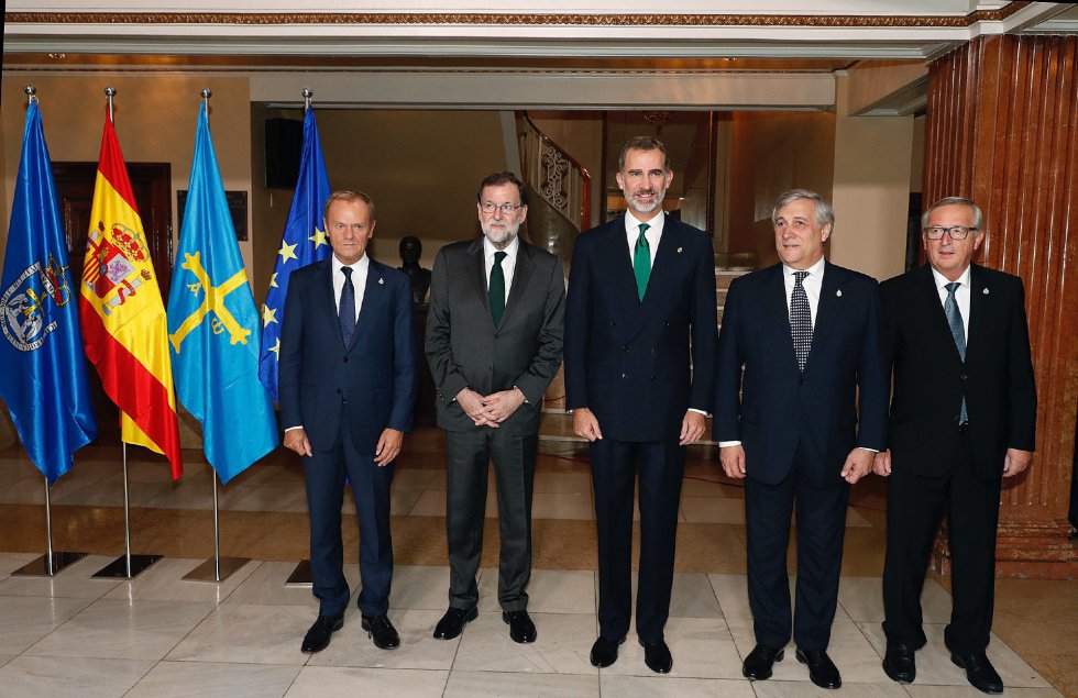 El Rey Felipe VI posa junto al presidente del Gobierno español, Mariano Rajoy (2i), el presidente del Consejo Europeo, Donald Tusk (i), el presidente del Parlamento Europeo, Antonio Tajani (2d), y el presidente de la Comisión Europea (CE), Jean-Claude Juncker (d), al inicio de la ceremonia de entrega de los premios Princesa de Asturias 2017, hoy en el Teatro Campoamor de Oviedo El Rey Felipe VI posa junto al presidente del Gobierno español, Mariano Rajoy (2i), el presidente del Consejo Europeo, Donald Tusk (i), el presidente del Parlamento Europeo, Antonio Tajani (2d), y el presidente de la Comisión Europea (CE), Jean-Claude Juncker (d), al inicio de la ceremonia de entrega de los premios Princesa de Asturias 2017, hoy en el Teatro Campoamor de Oviedo