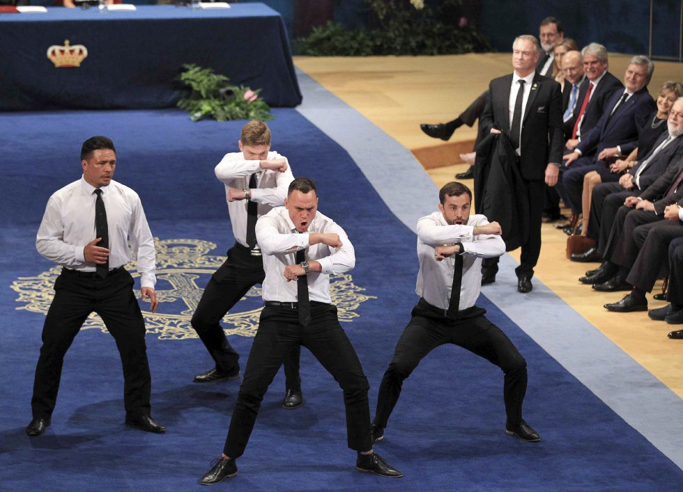 Israel Dagg (2d), Jordie Barrett (2i), Keven Mealamu (i), y Conrad Smith (d), jugadores de los All Blacks, la selección masculina de rugby de Nueva Zelanda, Premio Princesa de Asturias 2017 de los Deportes, realizan la "haka", durante la ceremonia de entrega de los galardones hoy en el Teatro Campoamor de Oviedo. Israel Dagg (2d), Jordie Barrett (2i), Keven Mealamu (i), y Conrad Smith (d), jugadores de los All Blacks, la selección masculina de rugby de Nueva Zelanda, Premio Princesa de Asturias 2017 de los Deportes, realizan la "haka", durante la ceremonia de entrega de los galardones hoy en el Teatro Campoamor de Oviedo.