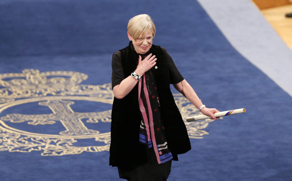 La pensadora británica Karen Armstrong tras recibir de manos del rey Felipe Premio Princesa de Asturias 2017 de Ciencias Sociales, durante la ceremonia de entrega de los galardones, hoy en el Teatro Campoamor de Oviedo La pensadora británica Karen Armstrong tras recibir de manos del rey Felipe Premio Princesa de Asturias 2017 de Ciencias Sociales, durante la ceremonia de entrega de los galardones, hoy en el Teatro Campoamor de Oviedo