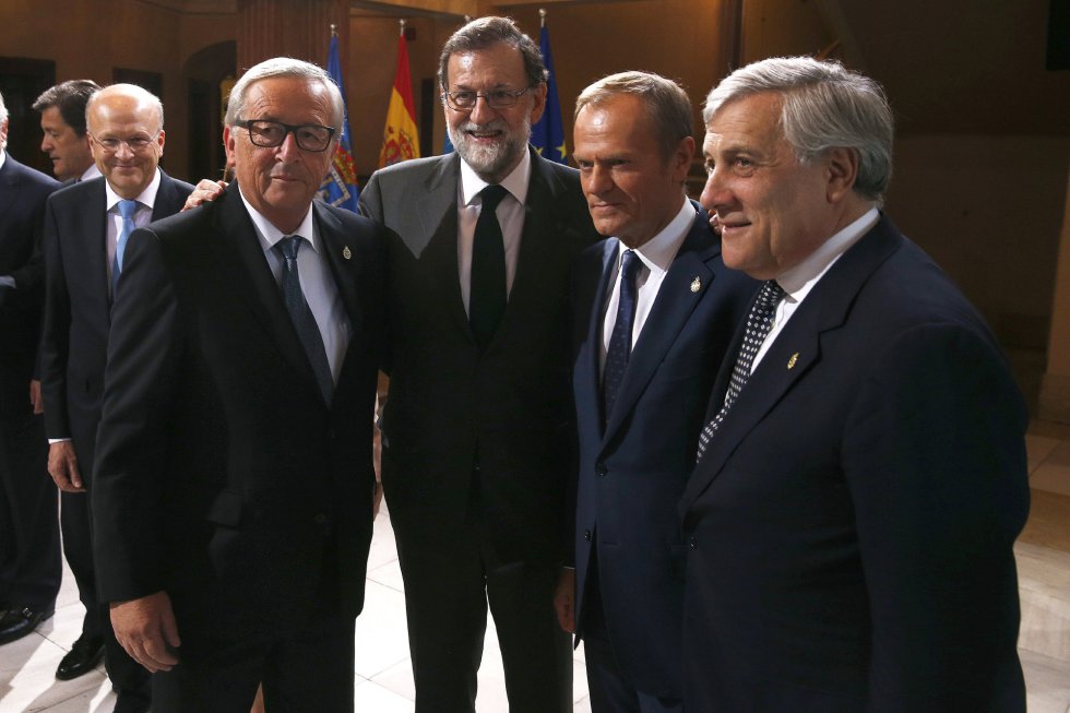 El presidente del Gobierno, Mariano Rajoy (2i), junto a los presidentes de la Comisión Europea (CE), Jean-Claude Juncker (i), el Consejo Europeo, Donald Tusk (2d); y del Parlamento Europeo, Antonio Tajani (d), a su llegada a la ceremonia de entrega de los Premios Princesa de Asturias 2017, hoy en el Teatro Campoamor de Oviedo. El presidente del Gobierno, Mariano Rajoy (2i), junto a los presidentes de la Comisión Europea (CE), Jean-Claude Juncker (i), el Consejo Europeo, Donald Tusk (2d); y del Parlamento Europeo, Antonio Tajani (d), a su llegada a la ceremonia de entrega de los Premios Princesa de Asturias 2017, hoy en el Teatro Campoamor de Oviedo.