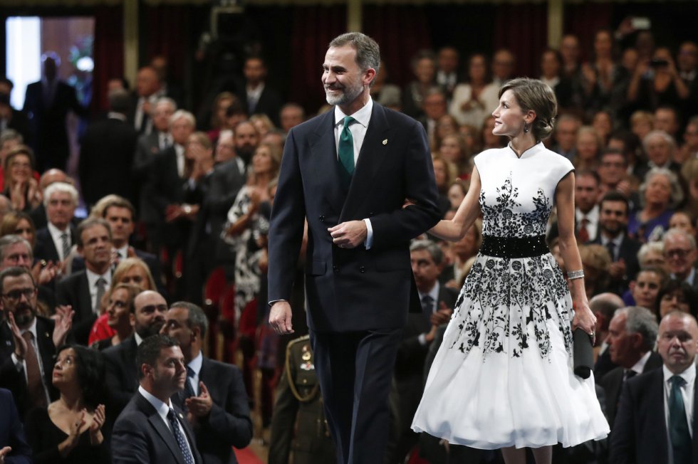 Los reyes Felipe y Letizia junto al inicio de la ceremonia de entrega de los premios Princesa de Asturias 2017, hoy en el Teatro Campoamor de Oviedo. Los reyes Felipe y Letizia junto al inicio de la ceremonia de entrega de los premios Princesa de Asturias 2017, hoy en el Teatro Campoamor de Oviedo.