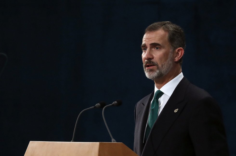 El rey Felipe durante su intervención en la ceremonia de entrega de los Premios Princesa de Asturias 2017, hoy en el Teatro Campoamor de Oviedo. El rey Felipe durante su intervención en la ceremonia de entrega de los Premios Princesa de Asturias 2017, hoy en el Teatro Campoamor de Oviedo.