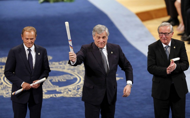 El presidente del Parlamento Europeo, Antonio Tajani (c), el presidente de la Comisión Europea (CE), Jean-Claude Juncker (d), y el presidente del Consejo Europeo, Donald Tusk (i)