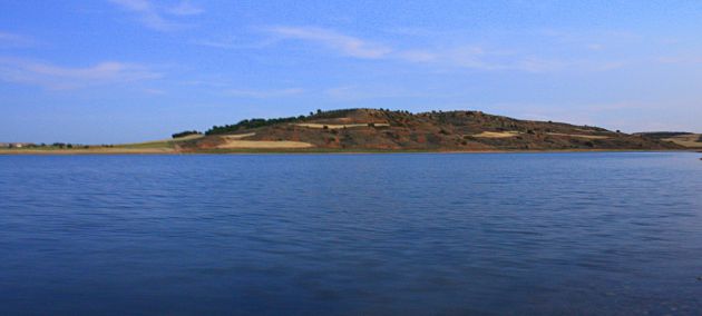El embalse baña tierras desde Villaverde y Pasaconsol hasta Alarcón, donde está la presa.