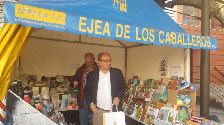 Javier Lambán se ha referido a Cataluña en la Feria del libro de Ejea