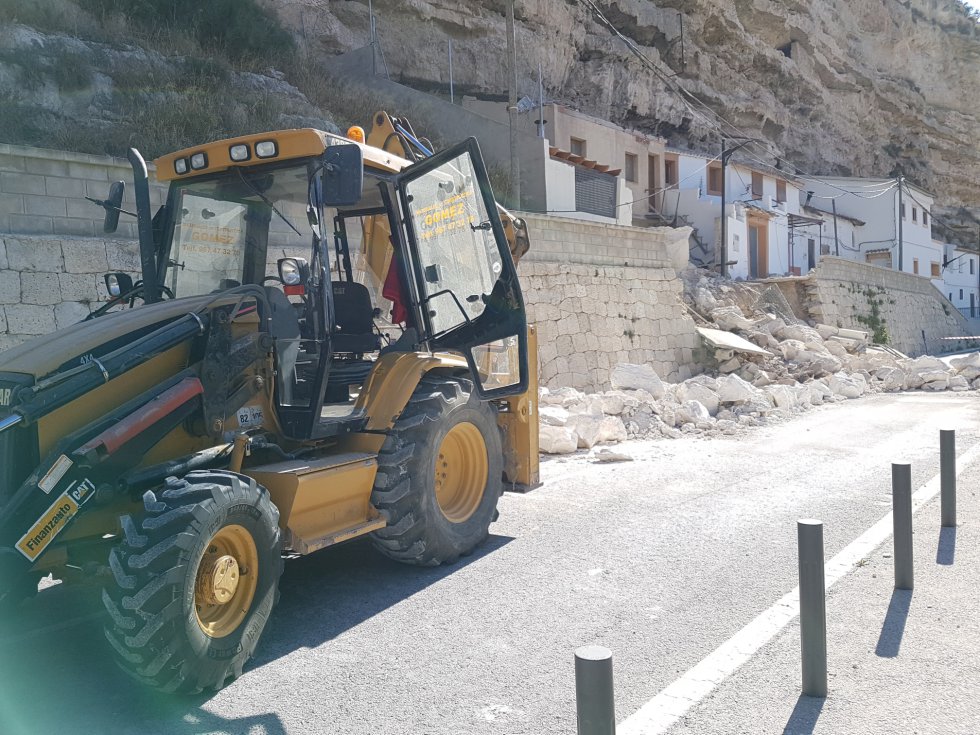 Los trabajos han comenzado unas horas después de la caída de rocas Los trabajos han comenzado unas horas después de la caída de rocas