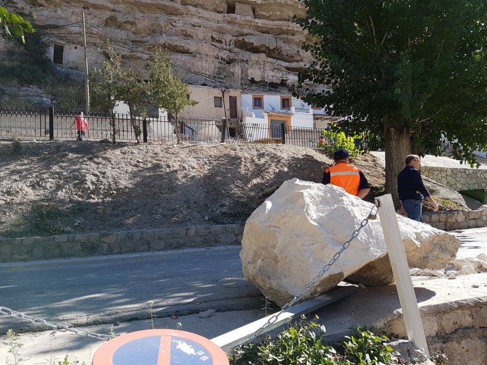 Una de las piedras ha llegado hasta la Avenida de los Robles Una de las piedras ha llegado hasta la Avenida de los Robles