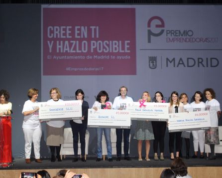 La delegada de Equidad, Derechos Sociales y Empleo, Marta Higueras, junto a las ganadoras de los premios Emprendedoras 2017.