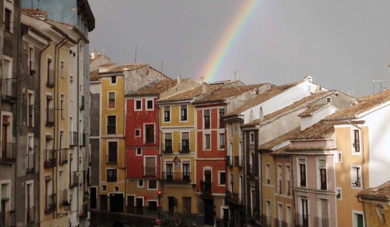 Arco iris sobre las casas con fachadas de colores de la calle Alfonso VIII de Cuenca.