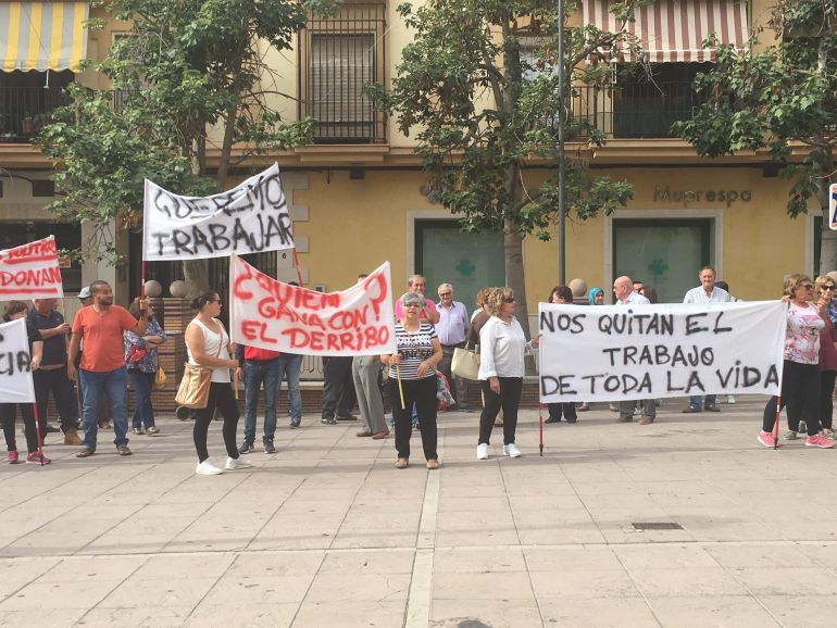 Agricultores de El Pozuelo y La Rábita se manifiestan en la Plaza de España 