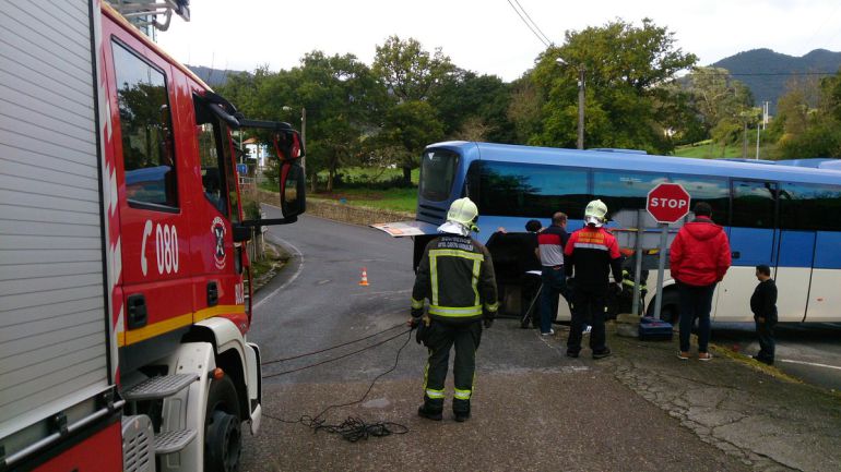 Los bomberos liberan el autobús que quedó inmovilizado. 