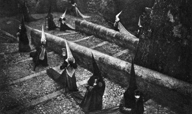 Detalle de la fotografía 'Penitentes en Cuenca, 1939-1940'.
