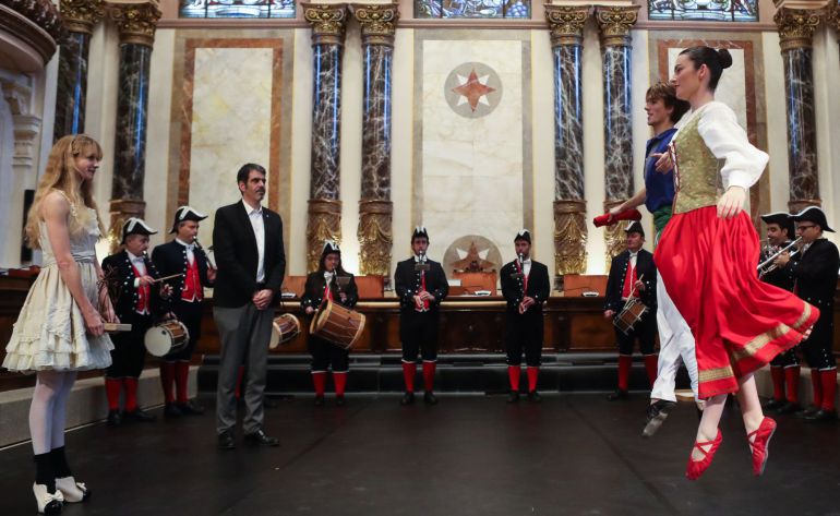 El alcalde de San Sebastián, Eneko Goia, junto a la bailarina donostiarra Alicia Amatriain durante el acto de homenaje que la corporación municipal ha rendido a la artista. 